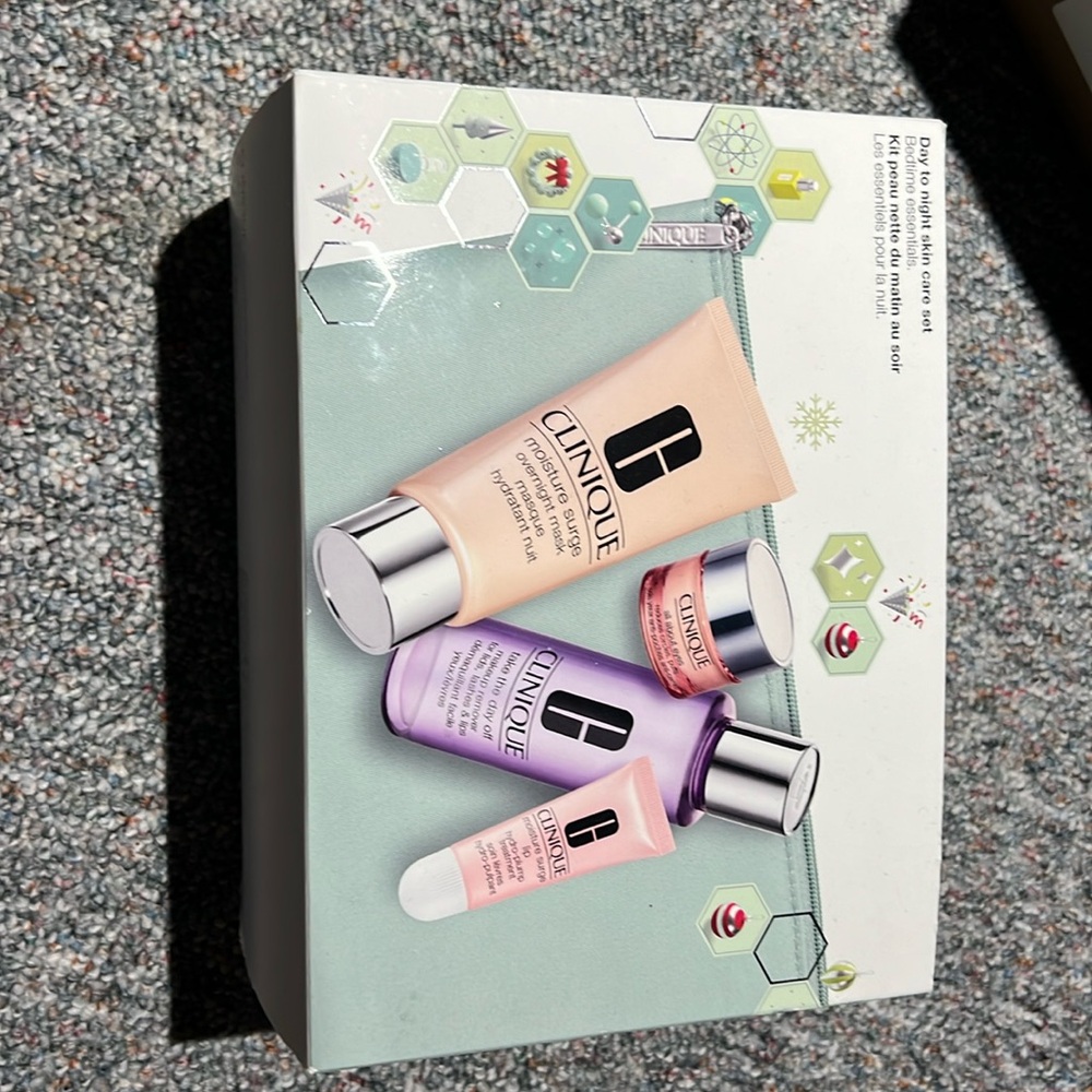 Clinique day to night skincare set-8 full size included value$260 nib